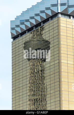 Skytree Tower reflète dans Asahi Breweries édifice du siège social à Tokyo, Japon Banque D'Images