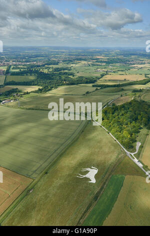 Une vue aérienne de l'Devizes Cheval Blanc et ses environs campagne du Wiltshire Banque D'Images