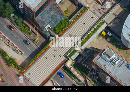 Une vue aérienne de la passerelle au-dessus de Paradise Circus dans le centre de Birmingham Banque D'Images