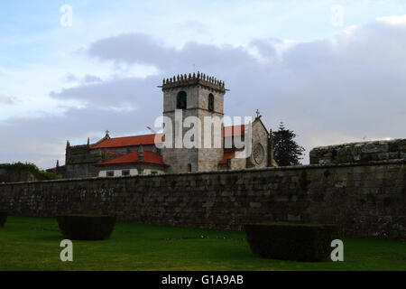 L'église paroissiale gothique / Renaissance / Igreja Matriz et partie de la ville mur défensif, Caminha, la province du Minho, Portugal Banque D'Images