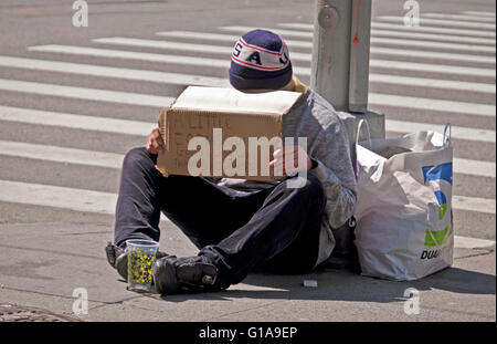Sans-abri mendier dans les rues de Manhattan New York City Banque D'Images