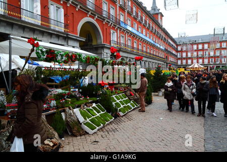 Bloquer la vente de décorations et articles pour faire de crèches en marché de Noël sur la Plaza Mayor, Madrid, Espagne Banque D'Images