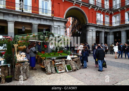 Bloquer la vente de décorations et articles pour faire de crèches en marché de Noël sur la Plaza Mayor, Madrid, Espagne Banque D'Images