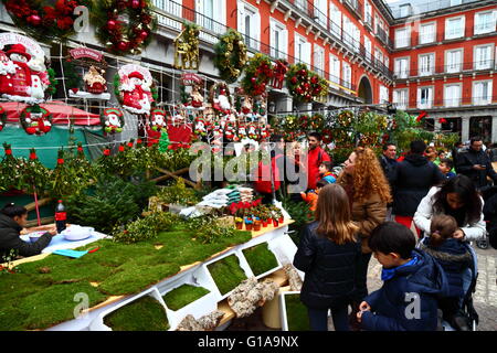 Bloquer la vente de décorations et articles pour faire de crèches en marché de Noël sur la Plaza Mayor, Madrid, Espagne Banque D'Images