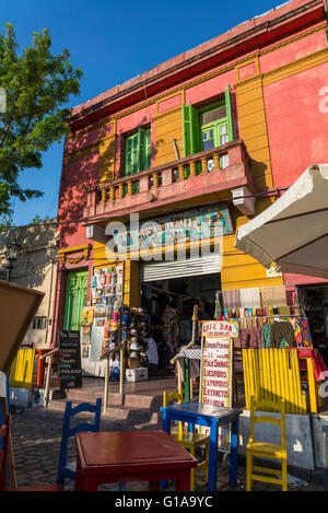 Dans les maisons peintes de couleurs vives, Caminito de La Boca, Buenos Aires, Argentine Banque D'Images