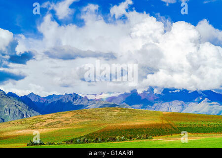 Vue de la montagne dans la Vallée Sacrée des Incas, près de la ville de Cusco, Pérou Banque D'Images