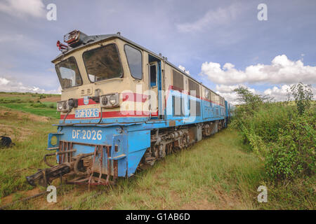 Extrêmement lent train de voyageurs Myanmar près du lac Inle dans l'Etat Shan, Myanmar Banque D'Images