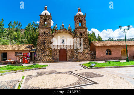 Eglise de San Pedro village à Raqchi ruines dans la région de Cuzco, Pérou Banque D'Images