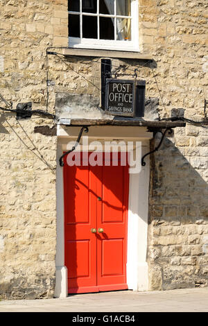 Un vieux bureau de poste et banque d'épargne signe au-dessus d'une porte rouge dans le village de Woodstock dans l'Oxfordshire Banque D'Images