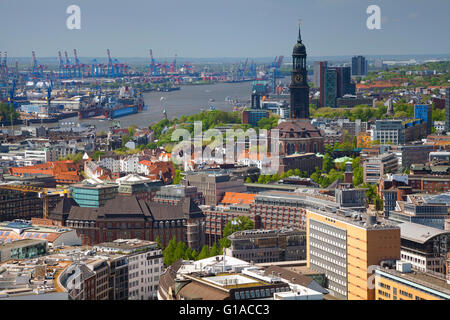 Hambourg. Image aérienne de Hambourg, avec l'église Saint Michel et le port. Banque D'Images