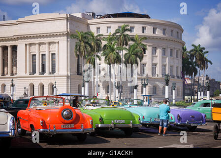 La HAVANE, CUBA - 18 avril : American Vintage voitures garées devant le Capitolio dans la Vieille Havane, le 18 avril 2016 à La Havane Banque D'Images