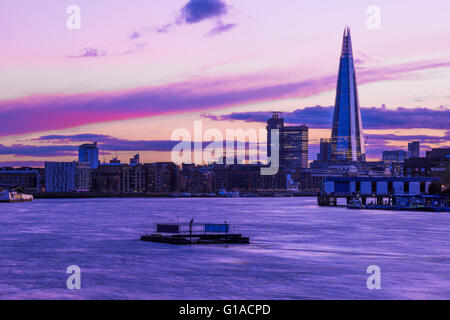 Londres moderne cityscape pendant le coucher du soleil, y compris le tesson Banque D'Images