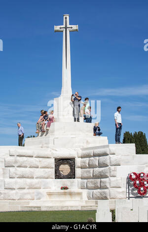 Croix du Sacrifice à Tyne Cot Cemetery, cimetière la CWGC pour Première Guerre mondiale l'un des soldats britanniques, Flandre occidentale, Belgique Banque D'Images