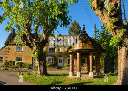 L'ancienne maison sur la place du village. Village d'Exton, Rutland. Leicestershire. L'Angleterre. UK. L'Europe Banque D'Images