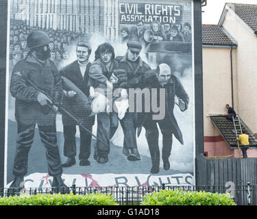 La fresque montrant le Dimanche sanglant prêtre catholique Edward Daly (qui deviendra plus tard évêque Daly) agiter un mouchoir blanc. Derry Londonderry. N Irlande Banque D'Images