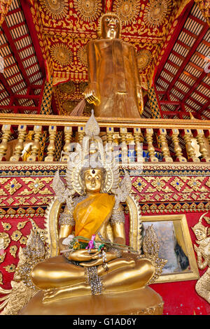 Statue de Bouddha assis dans la prière à Wat Suan Dok Université de Chiang Rai, Thaïlande Wat Phra That Doi Suthep Banque D'Images