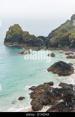 Kynance Cove en un jour brumeux, le lézard, Cornwall, UK Banque D'Images