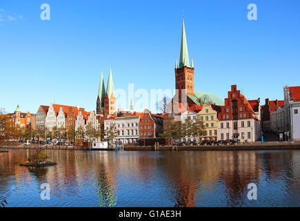 La vieille ville de Lubeck Marienkirche avec (St. Mary's Church) et Petrikirche (St. Peter's Church) traduit par rivière Trave, Allemagne Banque D'Images