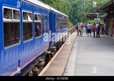 Les passagers qui quittent un train dans une gare rurale. Matlock Bath, Derbyshire, Angleterre, RU Banque D'Images