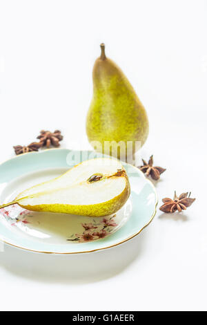 Poire sur une assiette, fond clair Banque D'Images