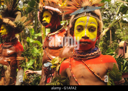 La tribu Huli Wigmen participant à la Piaya Sing Sing Village près de Mt Hagen en Papouasie Nouvelle Guinée Banque D'Images