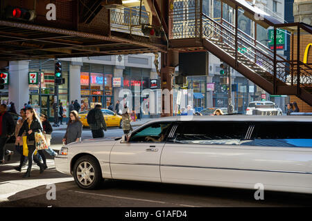 Une limousine blanche s'arrête à un croisement à pied sous la ligne L Banque D'Images