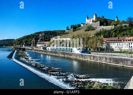 Fortress Marienberg et rivière Main à Würzburg, Allemagne Banque D'Images