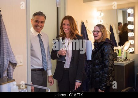 DATE DE SORTIE : Mai 13, 2016 TITRE : l'argent Monster STUDIO : TriStar Pictures Réalisateur : Jodie Foster PLOT : animatrice Lee Gates et son producteur Patty sont mis dans une situation extrême lorsqu'un investisseur en colère prend plus de leur studio photo : George Clooney Julia Roberts, directeur Jodie Foster sur le plateau (Crédit : c TriStar Pictures/images/) Banque D'Images