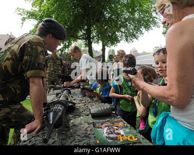 Soldat de l'armée néerlandaise montrant diverses armes et du matériel pour les civils et les enfants dans le parc Valkenberg, Breda, Pays-Bas. Banque D'Images