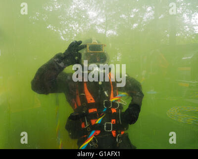 Le plongeur de l'armée néerlandaise Royal Engineers faire OK signer sous l'eau, Breda, Pays-Bas Banque D'Images