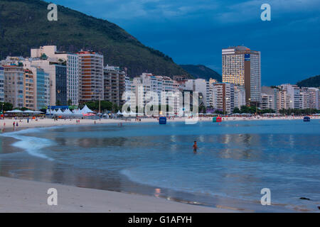 La plage de Copacabana dans la nuit à Rio de Janeiro, Brésil Banque D'Images