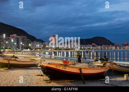 La plage de Copacabana dans la nuit à Rio de Janeiro, Brésil Banque D'Images