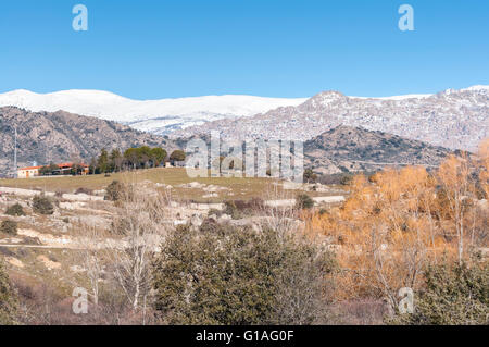 Vues de Guadarrama, dans la province de Madrid, Espagne. Il peut être vu La Pedriza, avec Pic El Yelmo Banque D'Images