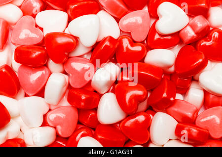 Tas de bonbons coeur rose et rouge. Banque D'Images