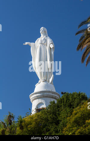 La statue de la Vierge Marie sur la colline de San Cristobal à Santiago, Chili, Amérique du Sud. Banque D'Images