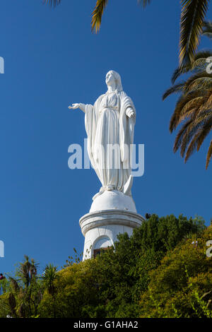 La statue de la Vierge Marie sur la colline de San Cristobal à Santiago, Chili, Amérique du Sud. Banque D'Images