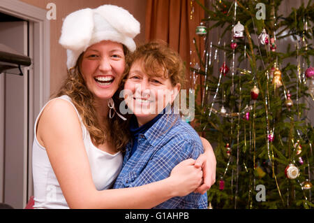 Heureux maman et sa fille à la maison avant Noël Banque D'Images