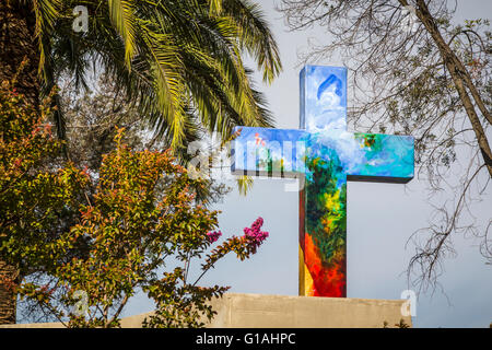 Une décoration colorée croix à l'Eglise de l'Immaculée Conception sur colline de San Cristobal à Santiago, Chili, Amérique du Sud. Banque D'Images