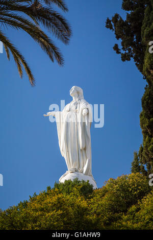 La statue de la Vierge Marie sur la colline de San Cristobal à Santiago, Chili, Amérique du Sud. Banque D'Images