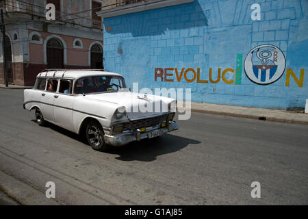 Un vieux 1950 American Classic automobile passe une révolution dans la peinture murale Cienfuegos Cuba Banque D'Images