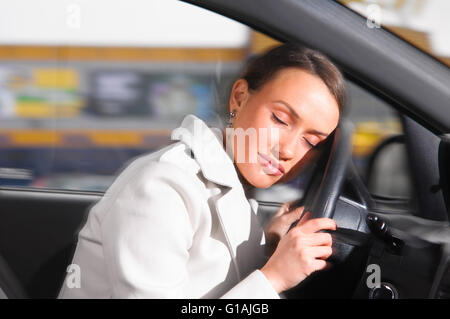 Dormir dans une voiture Banque D'Images