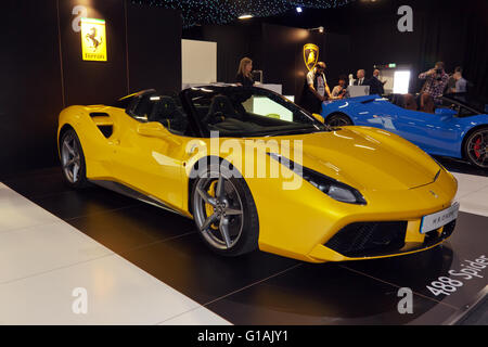 Une Ferrari 488 Spider, jaune en exposition statique au Salon automobile de Londres 2016. Banque D'Images