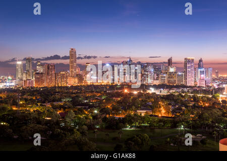Eleveted, vue de la nuit de Makati, le quartier des affaires de Manille.