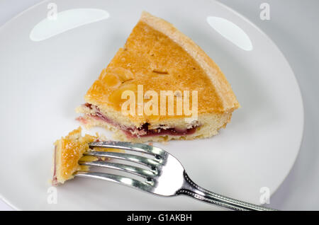 Bakewell tart avec bouchée sur fourche d'en haut Banque D'Images