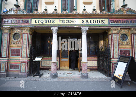 Le Crown Liquor Saloon, gin palace Victorien et liquor saloon bar, grand Street, Belfast, Irlande du Nord. Banque D'Images