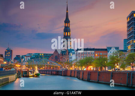 Hambourg. Image d'Hamburg Speicherstadt- pendant le crépuscule heure bleue. Banque D'Images