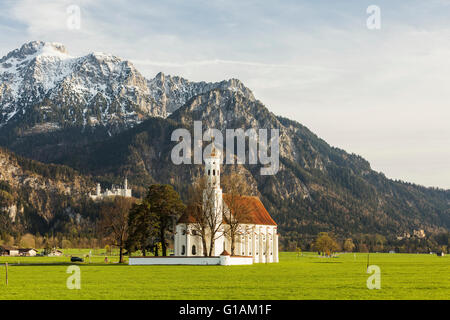 Église Saint Coloman dans le sud de l'Allemagne dans le printemps ! Banque D'Images