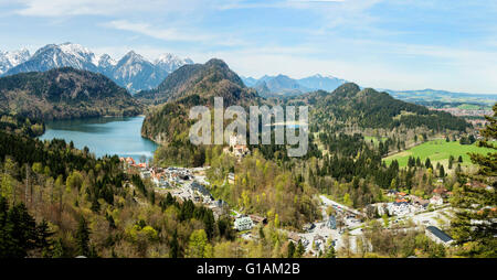 Paysage alpin avec lacs glaciaires, de hautes montagnes et de Hohenschwangau près de célèbre château de Neuschwanstein, Bavière, Allemagne, Banque D'Images