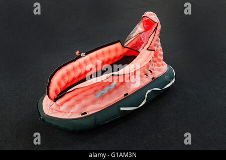Autogonflables rouge radeau pour les petits aéronefs. Banque D'Images