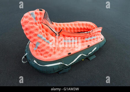 Autogonflables rouge radeau pour les petits aéronefs. Banque D'Images
